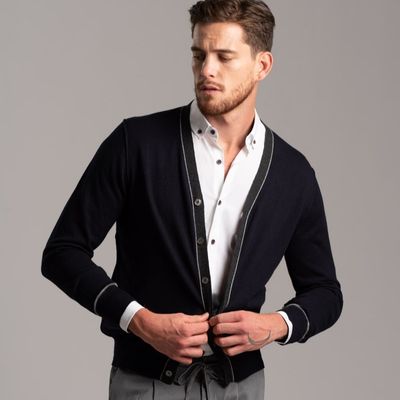 Cardigan uomo con abbottonatura a contrasto